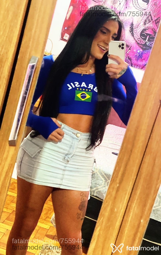 Acompanhante mulher trans morena (o) de olhos pretos - Pri melo