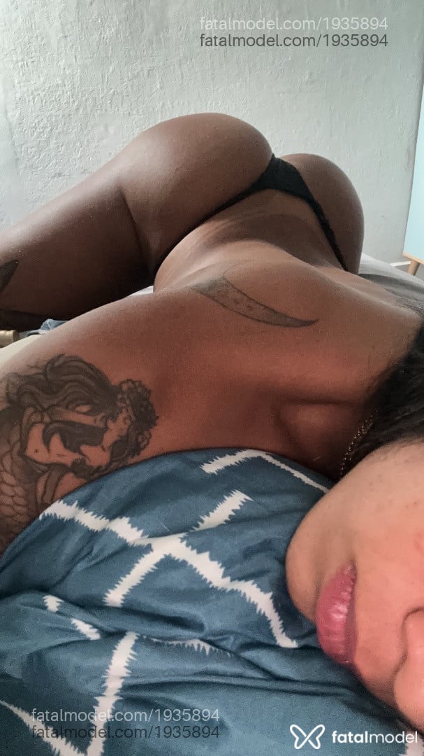 Acompanhante mulher trans morena (o) de olhos pretos - Anna Lu Rodrigues