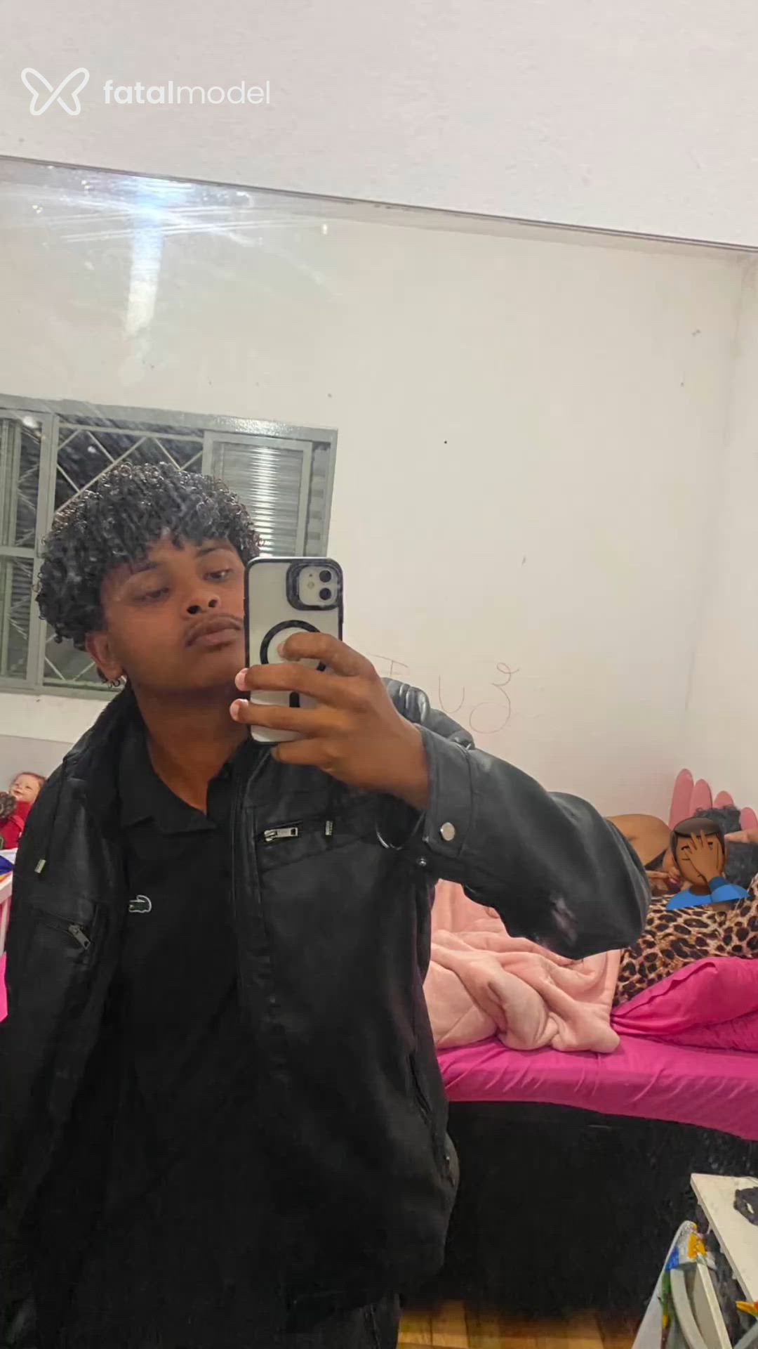 Acompanhante homem com cabelo castanho de olhos castanhos - Cacheado Safadoo Acompanhante homem com cabelo castanho de olhos castanhos - Cacheado Safadoo