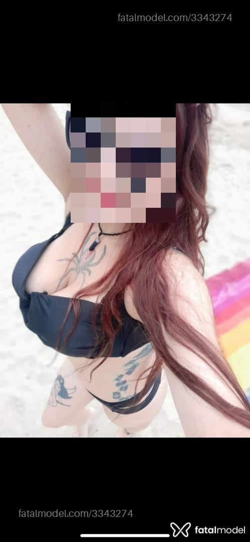 Acompanhante mulher com cabelo colorido de olhos castanhos - Abby Dooll