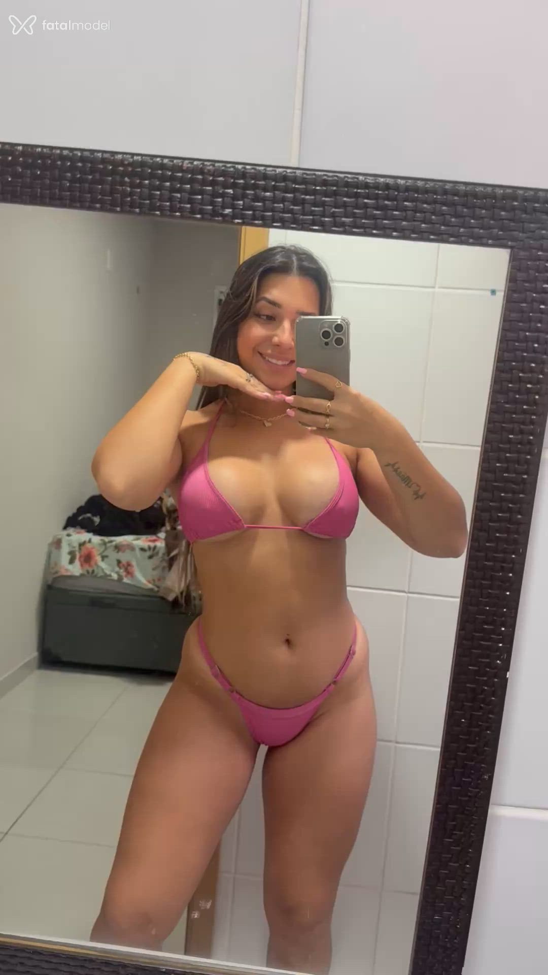 Acompanhante mulher loira (o) de olhos castanhos - Bebela