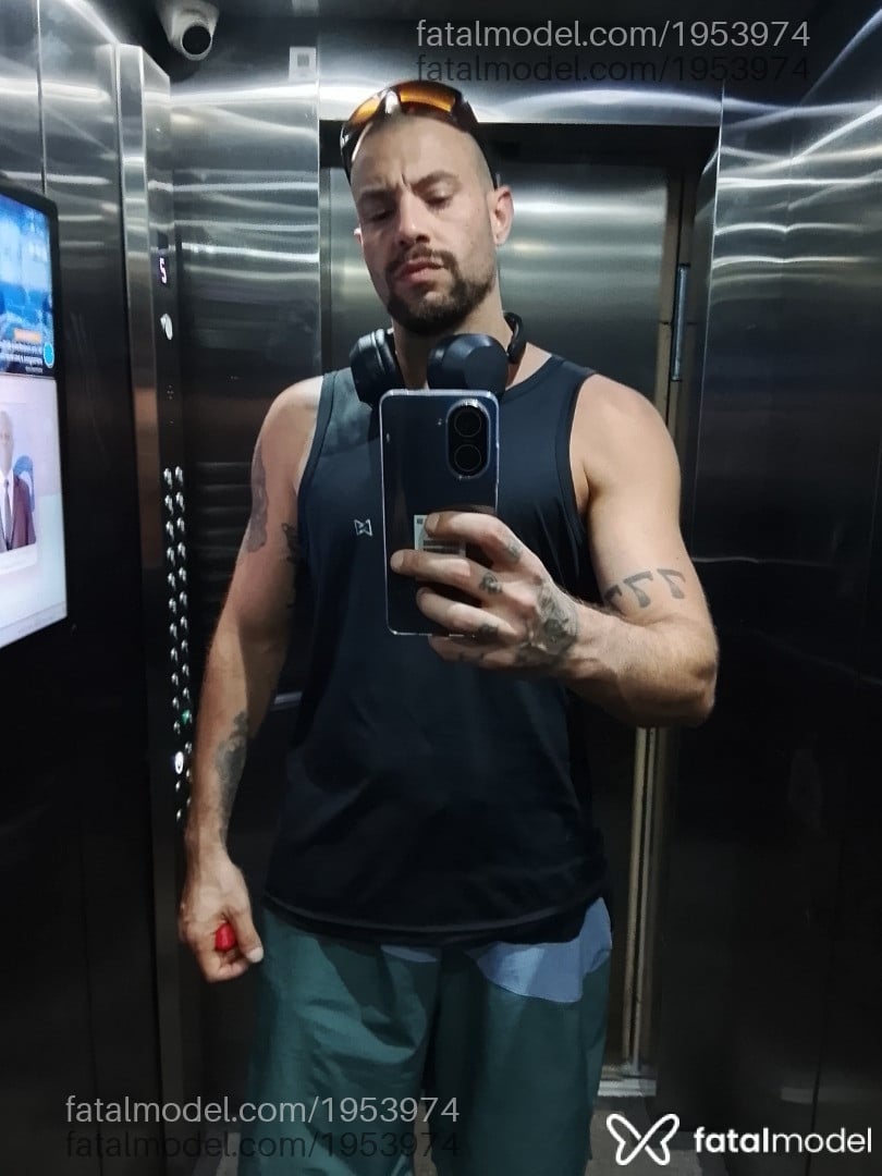 Acompanhante homem com cabelo castanho de olhos mel - Badboydot