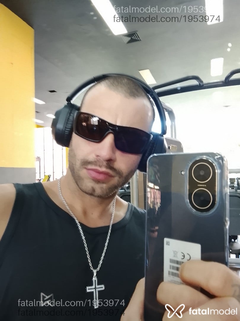 Acompanhante homem com cabelo castanho de olhos mel - Badboydot