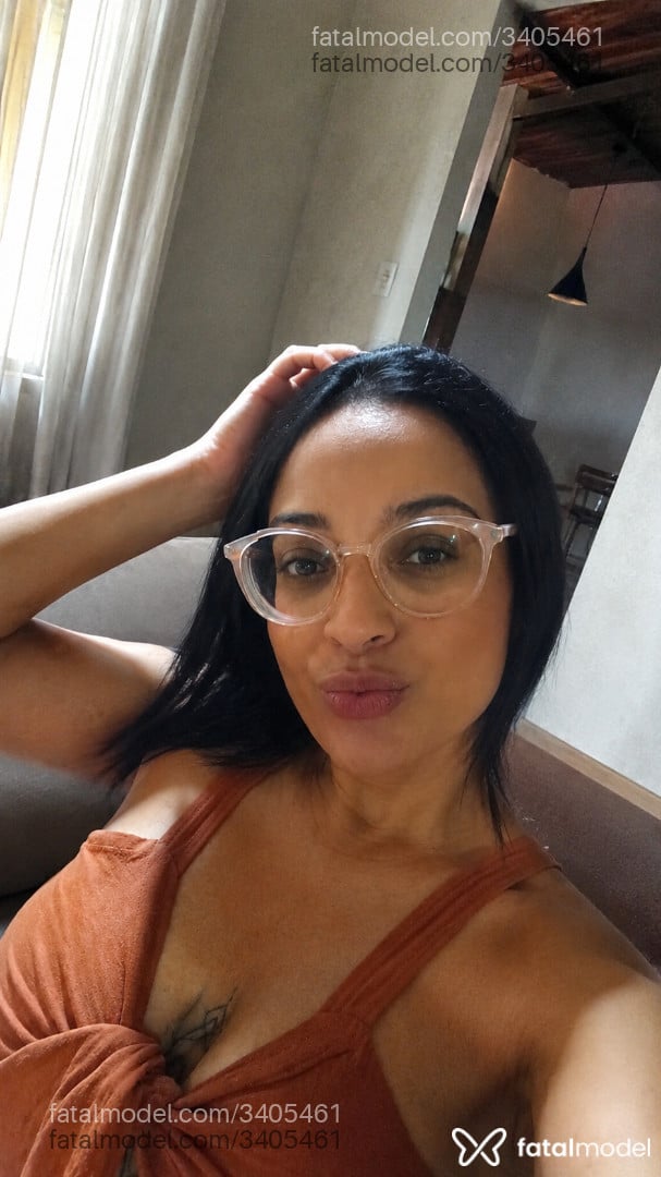 Acompanhante mulher com cabelo castanho de olhos mel - Morena