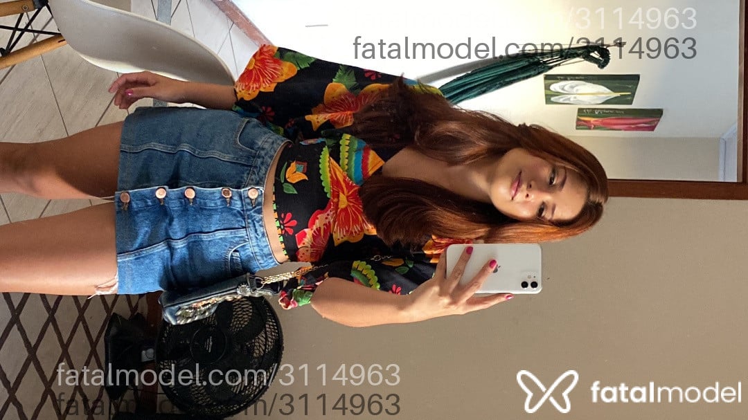 Acompanhante mulher ruiva (o) de olhos castanhos - Helena