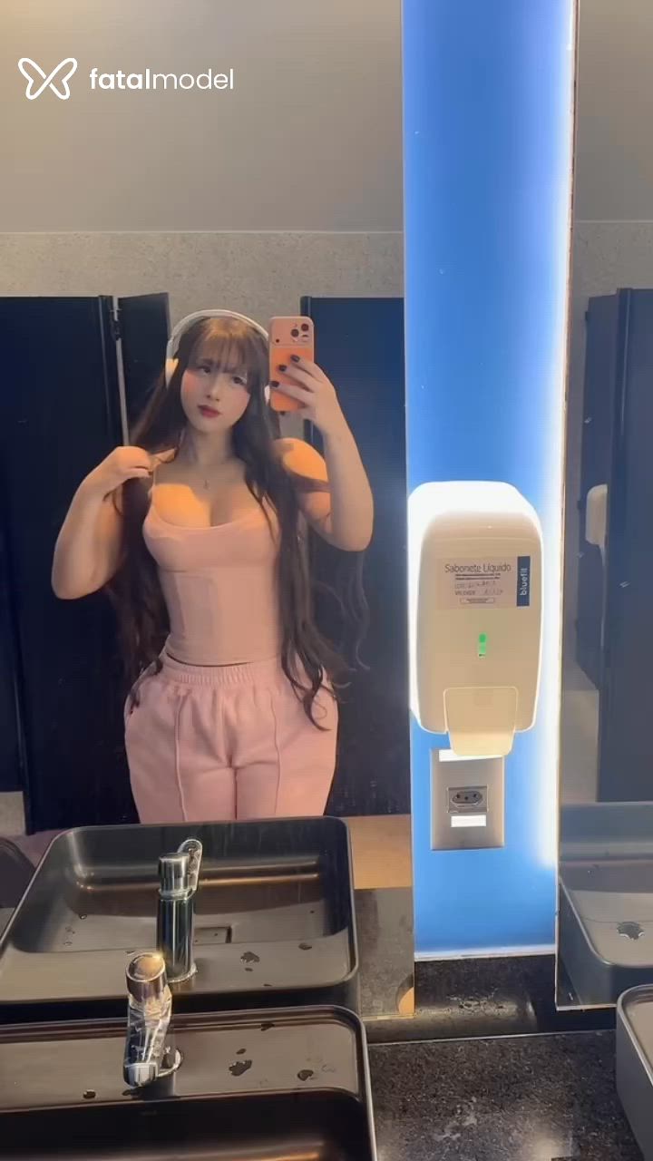 Acompanhante mulher trans com cabelo castanho de olhos castanhos - Lara