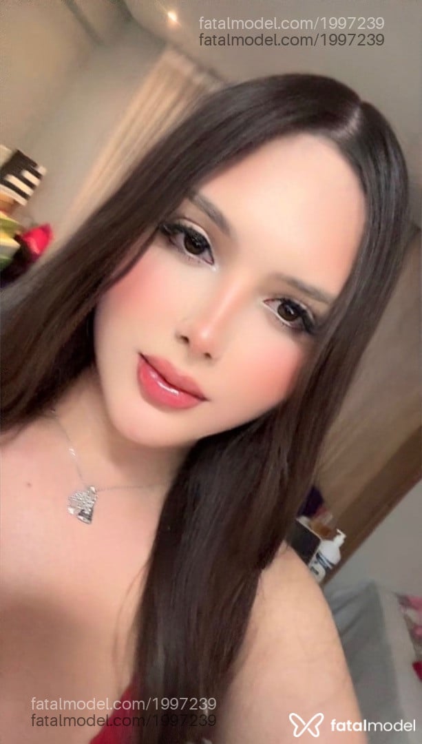 Acompanhante mulher trans com cabelo castanho de olhos castanhos - Lara
