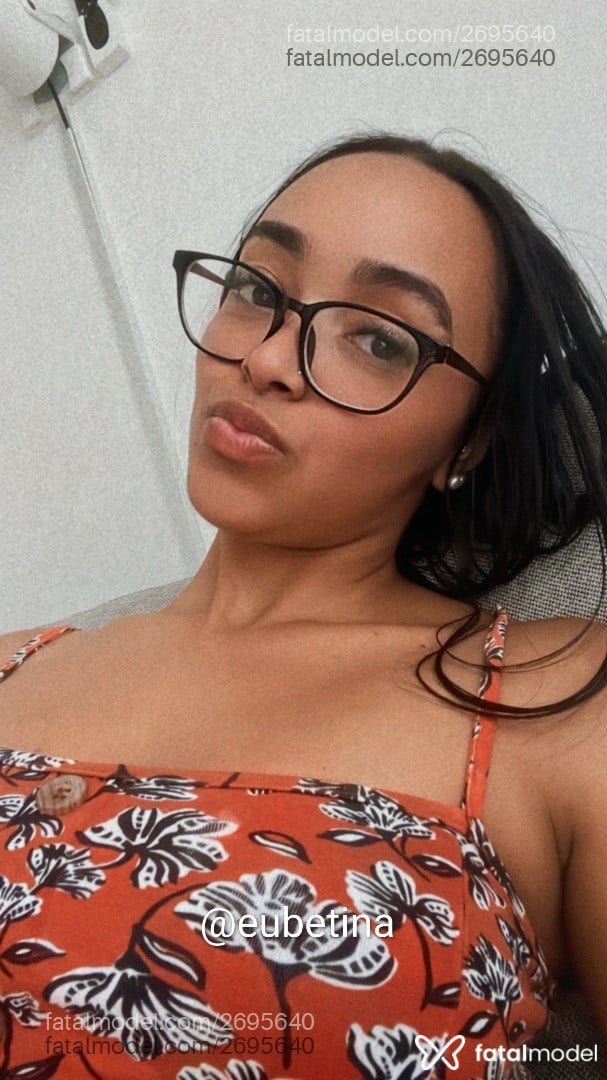 Acompanhante mulher morena (o) de olhos castanhos - Betina Albuquerque