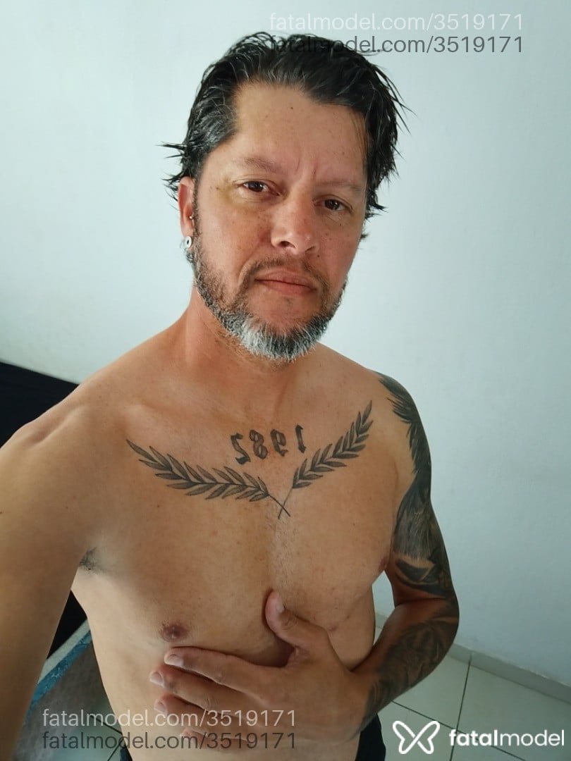 Acompanhante homem com cabelo grisalho de olhos castanhos - Deni Garcia