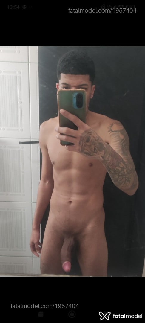 Acompanhante homem com cabelo colorido de olhos pretos - Júnior