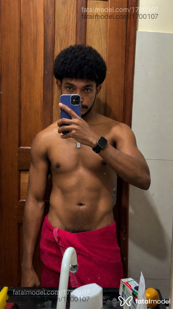 Acompanhante homem com cabelo castanho de olhos pretos - Lucas