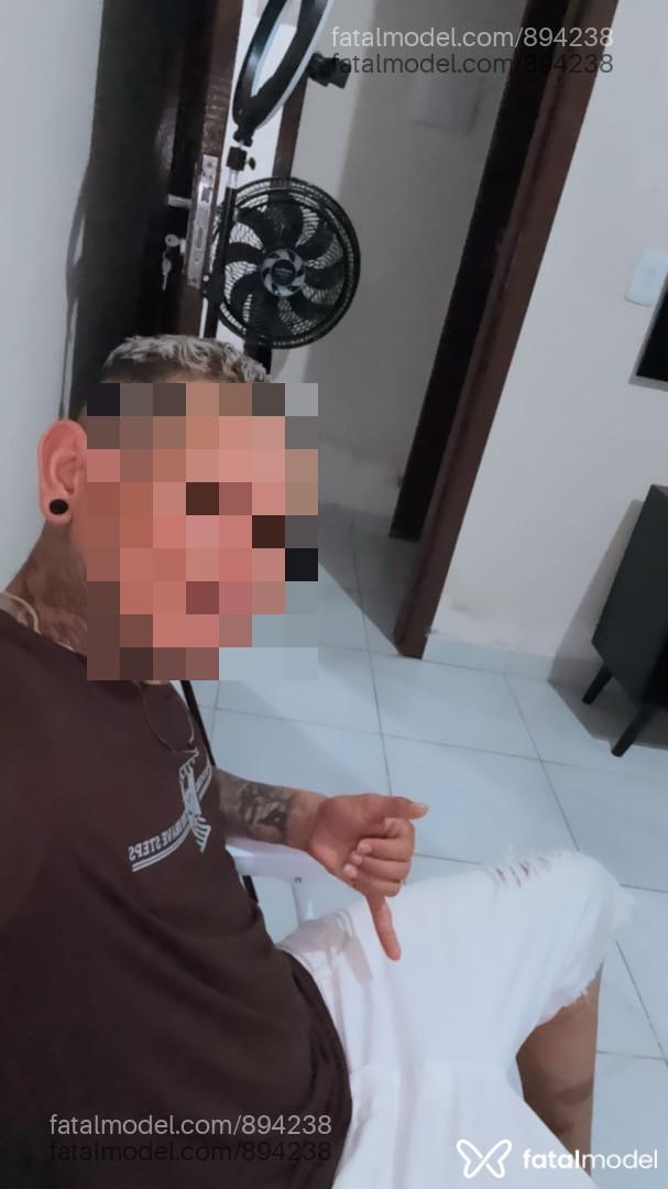 Acompanhante homem com cabelo castanho de olhos castanhos - Arthur