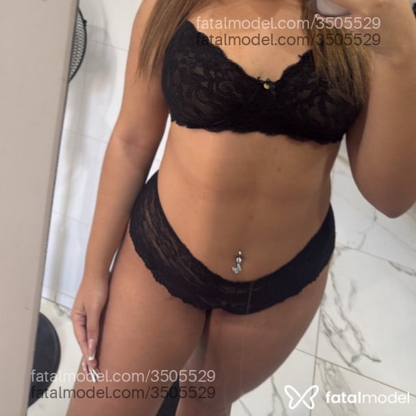 Acompanhante mulher loira (o) de olhos castanhos - Larissa