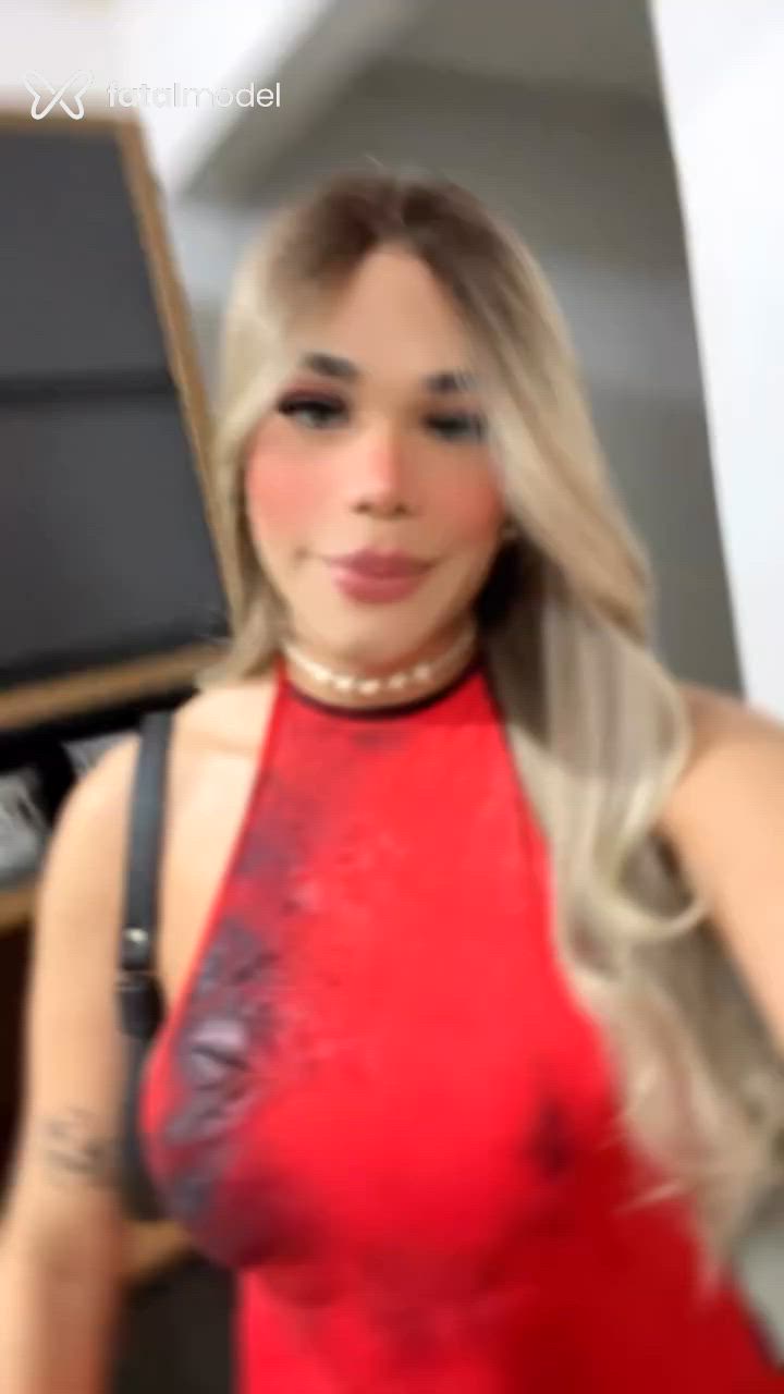 Acompanhante mulher trans loira (o) de olhos azuis - Bella Adorável