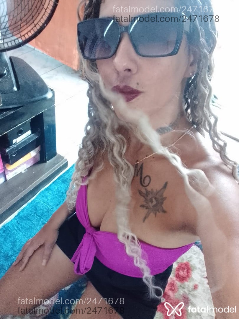 Acompanhante mulher com cabelo castanho de olhos castanhos - Babaloo