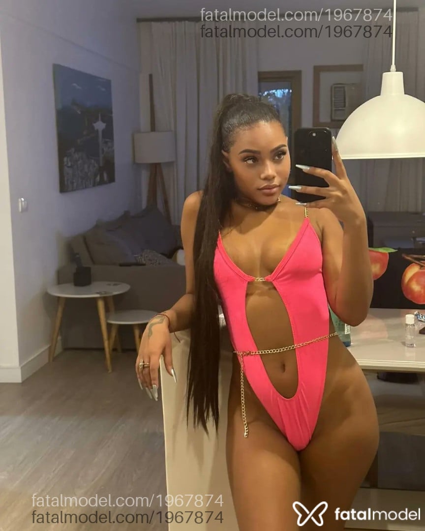 Acompanhante mulher com cabelo castanho de olhos castanhos - Safira Trajano