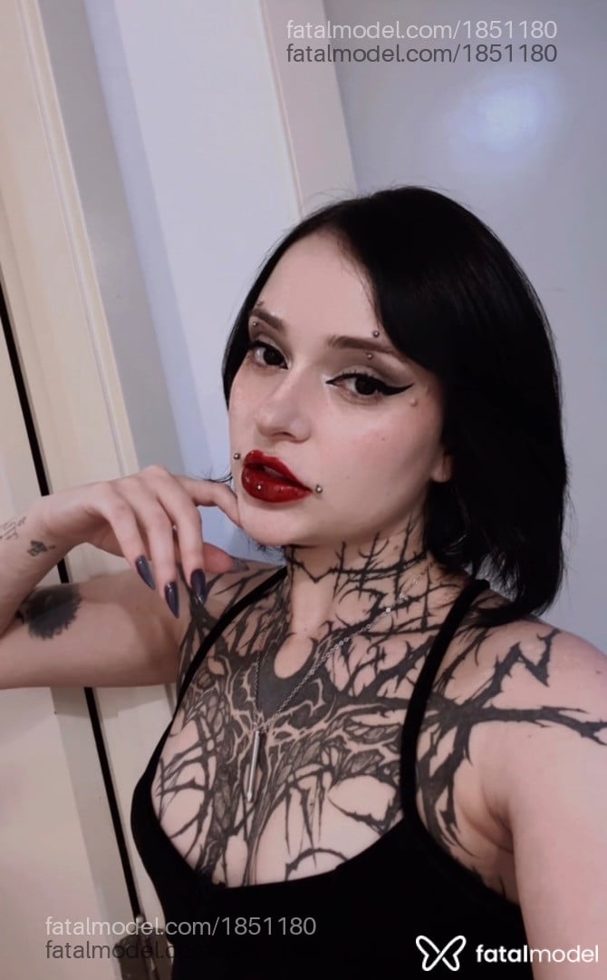 Acompanhante mulher morena (o) de olhos pretos - Agnes Cateline