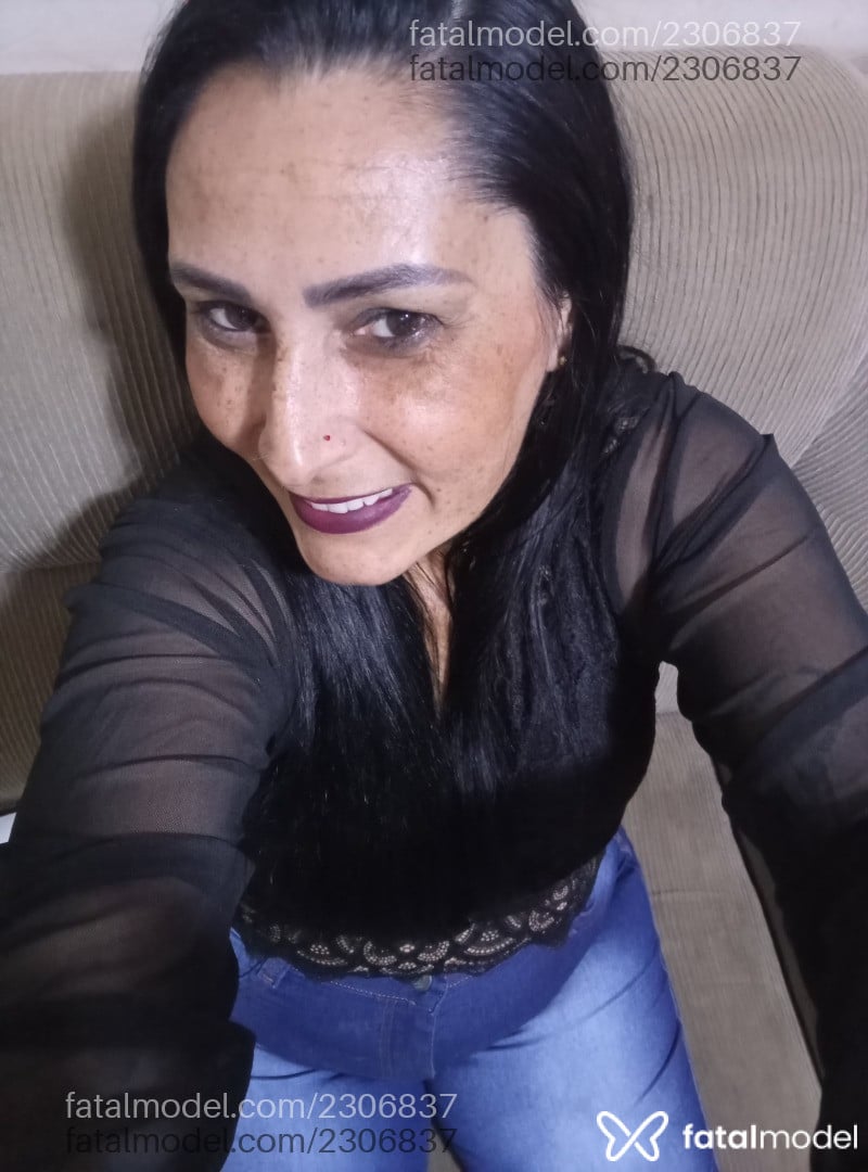 Acompanhante mulher morena (o) de olhos castanhos - Alerquina