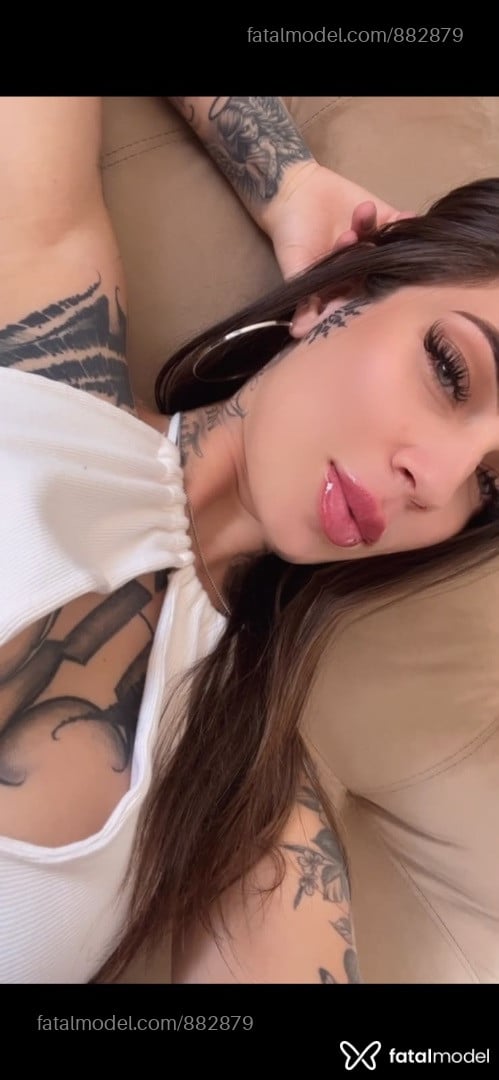 Acompanhante mulher com cabelo castanho de olhos azuis - Jhennyfer