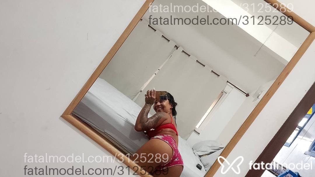 Acompanhante mulher com cabelo colorido de olhos castanhos - Mel Andrade
