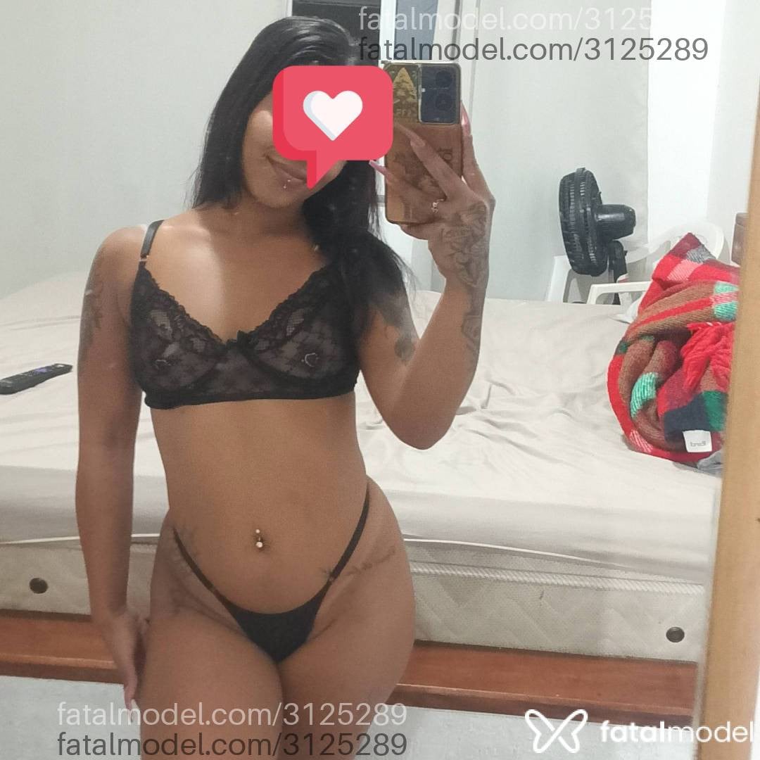 Acompanhante mulher com cabelo colorido de olhos castanhos - Mel Andrade