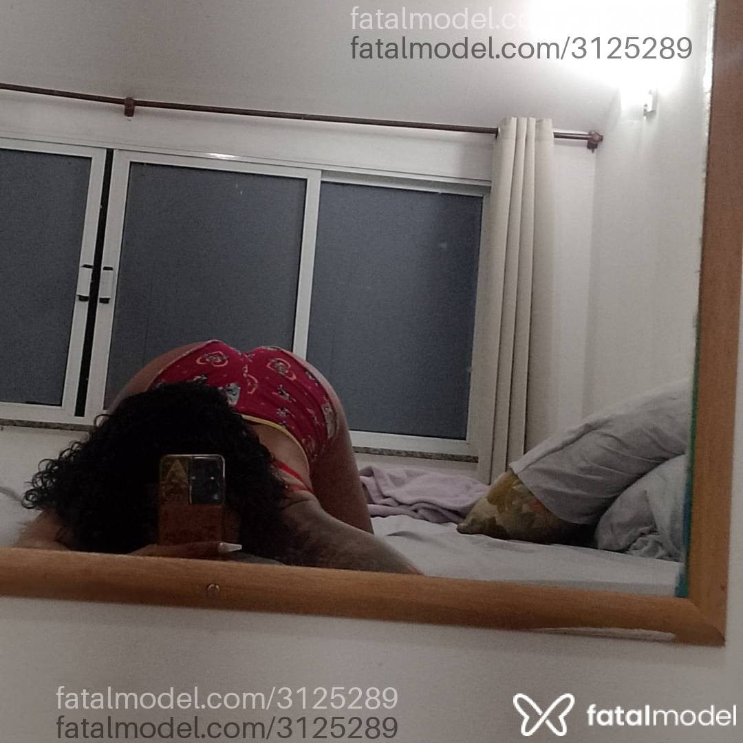 Acompanhante mulher com cabelo colorido de olhos castanhos - Mel Andrade