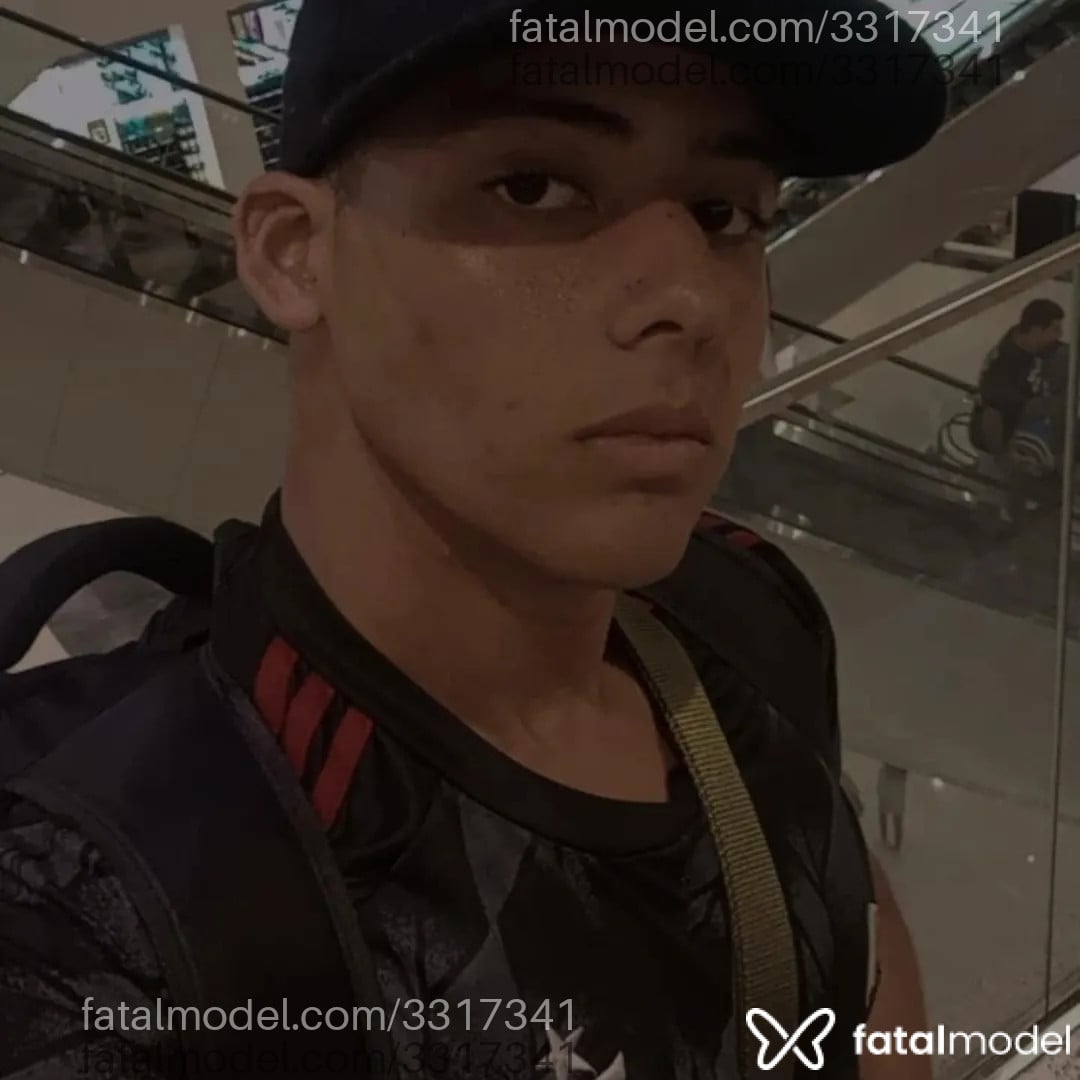 Acompanhante homem com cabelo castanho de olhos castanhos - Miguel