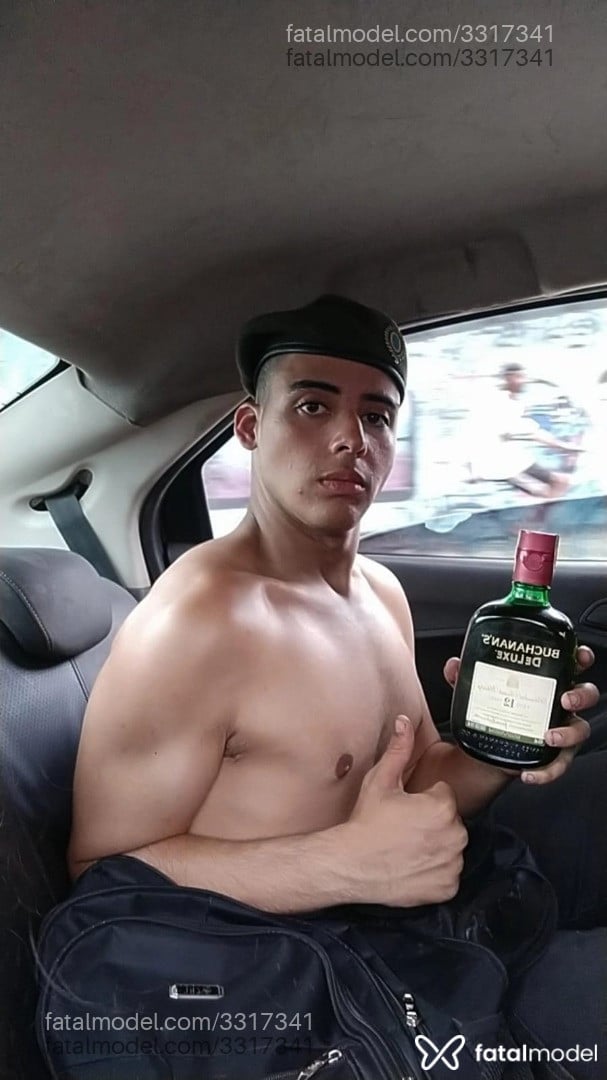 Acompanhante homem com cabelo castanho de olhos castanhos - Miguel