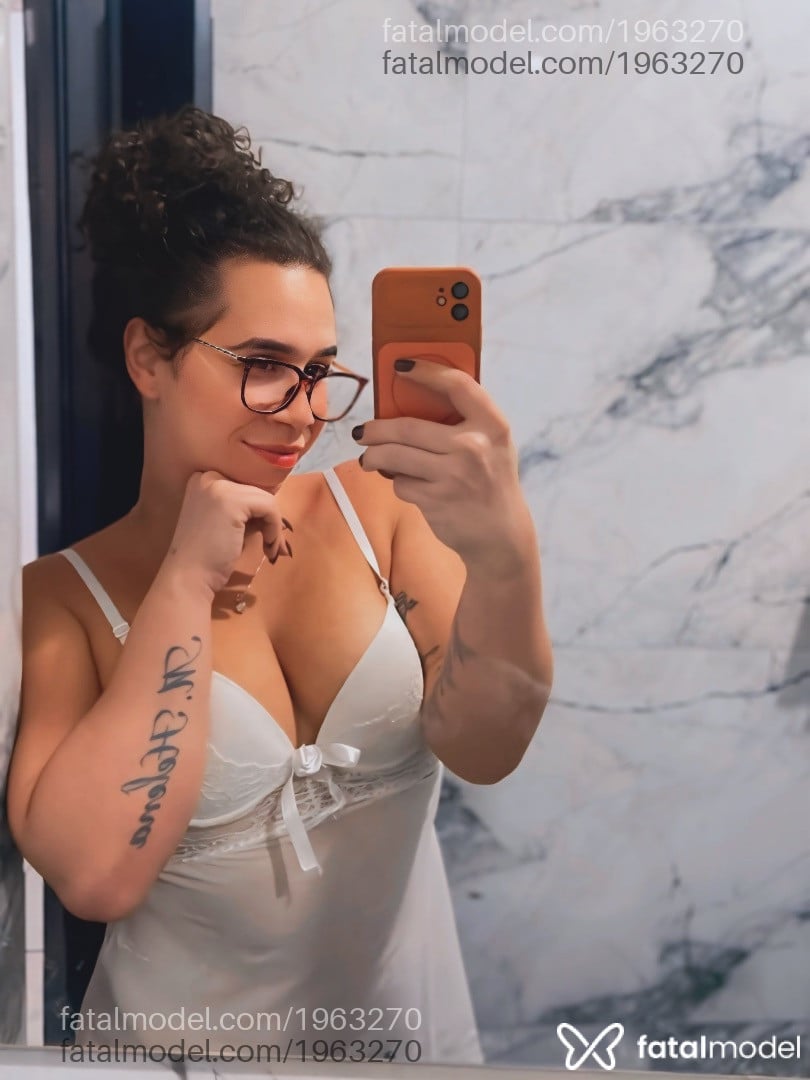 Acompanhante mulher trans com cabelo castanho de olhos castanhos - Ivy Calixto