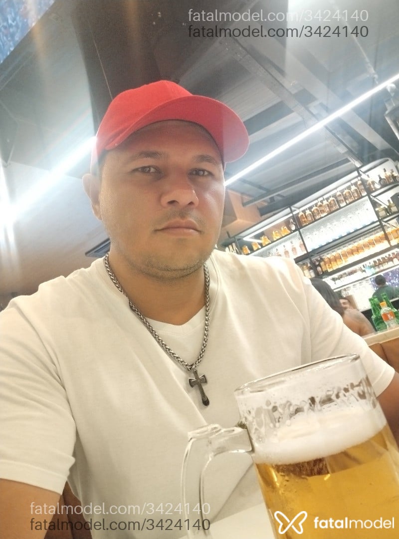 Acompanhante homem com cabelo grisalho de olhos mel - Naldo