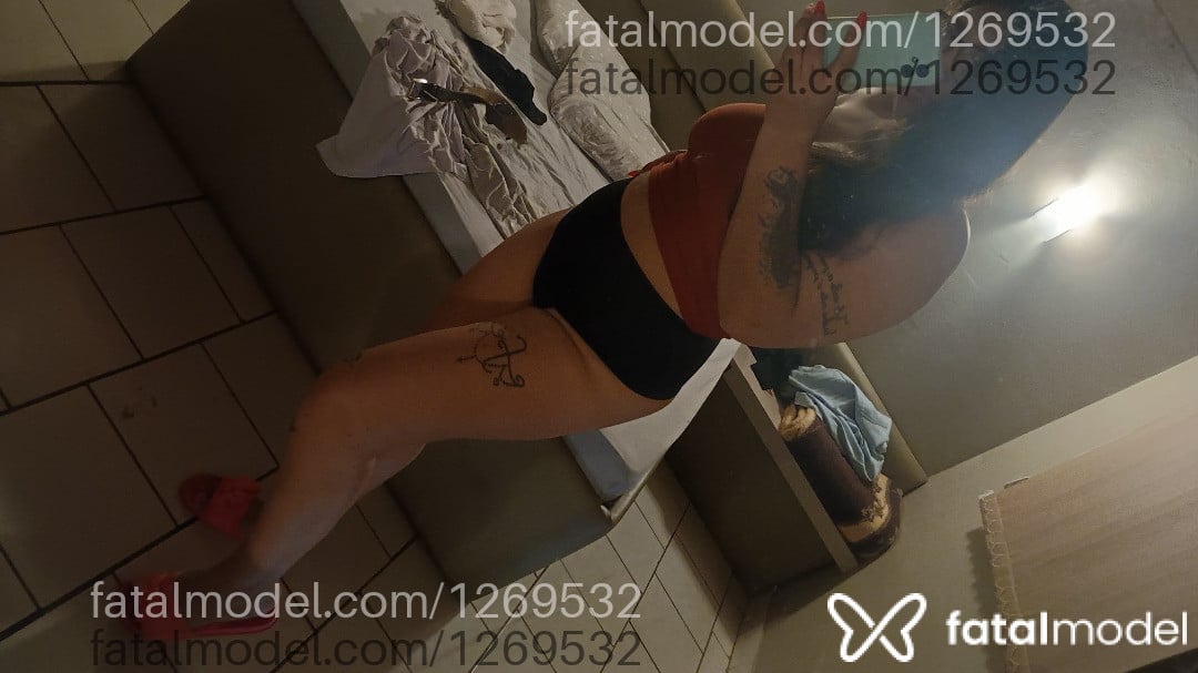 Acompanhante mulher com cabelo castanho de olhos castanhos - Carolina Alves