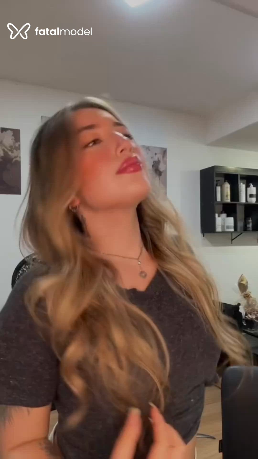 Acompanhante mulher loira (o) de olhos mel - Badgalmadu