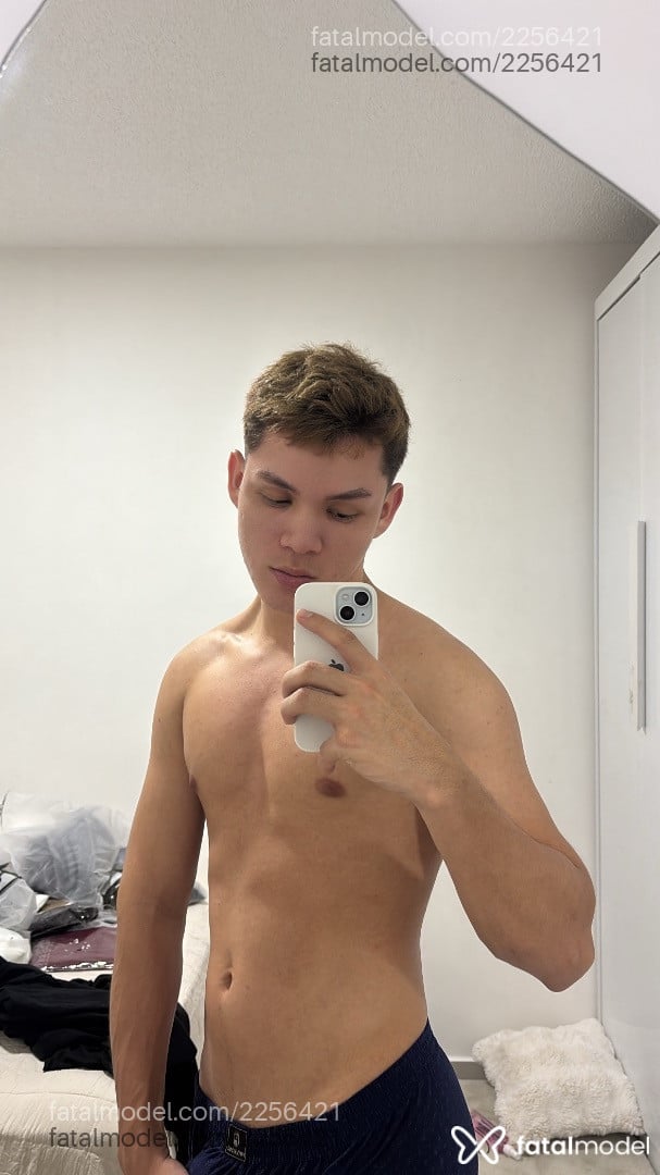 Acompanhante homem loira (o) de olhos castanhos - Marcel