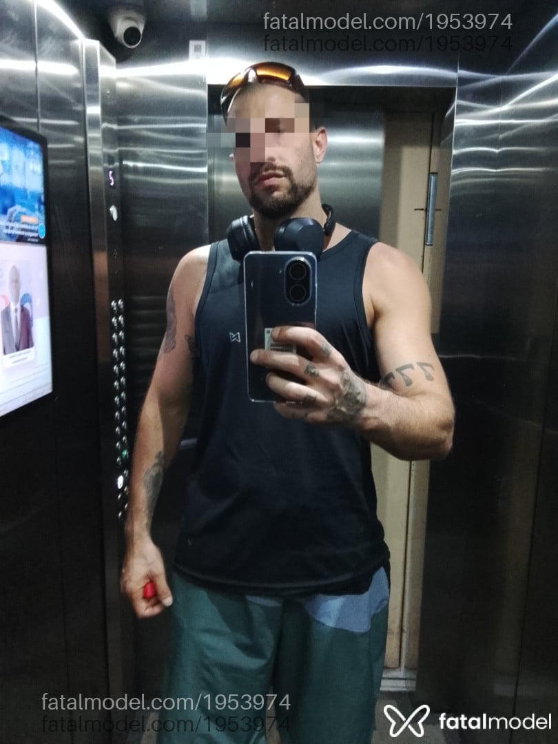 Acompanhante homem com cabelo castanho de olhos mel - Badboydot