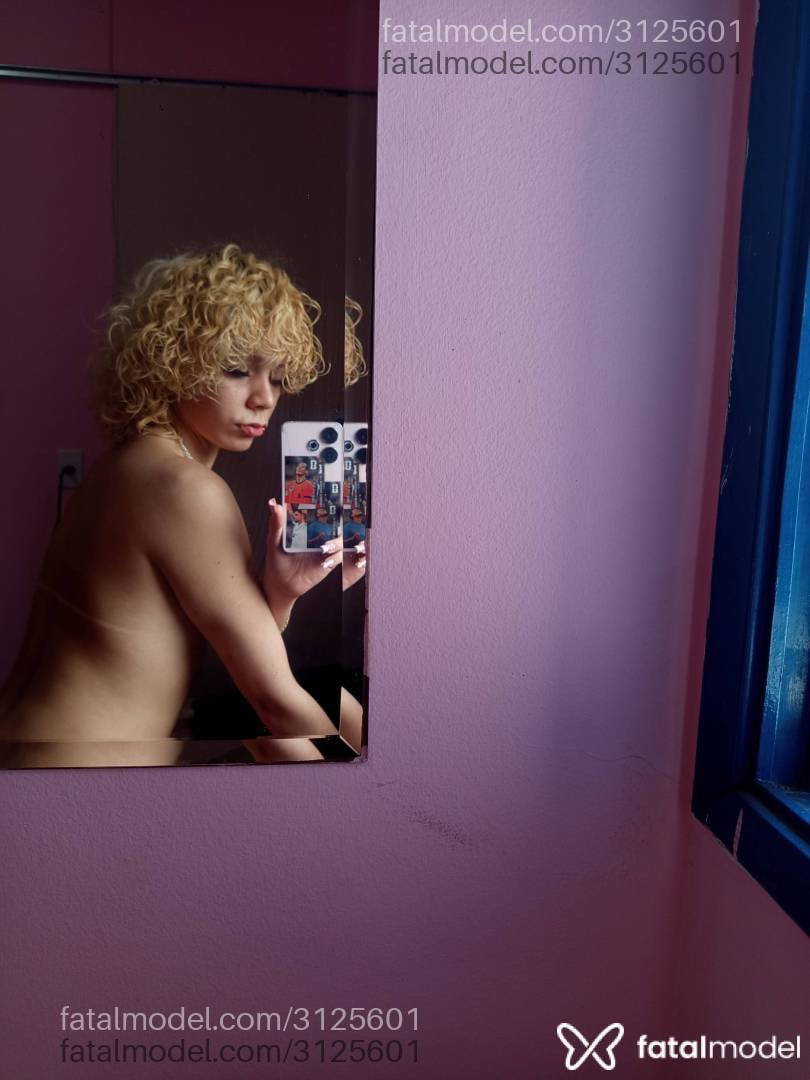 Acompanhante mulher trans loira (o) de olhos castanhos - Sabrina