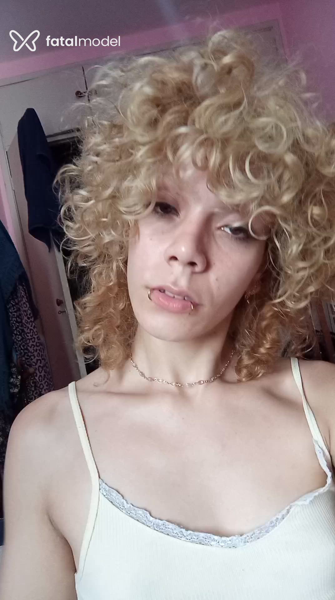 Acompanhante mulher trans loira (o) de olhos castanhos - Sabrina