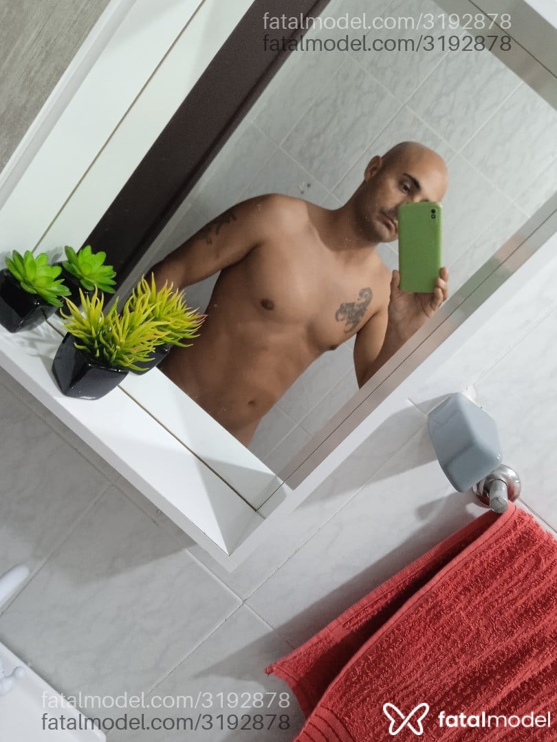Acompanhante homem sem cabelo de olhos castanhos - Lucas