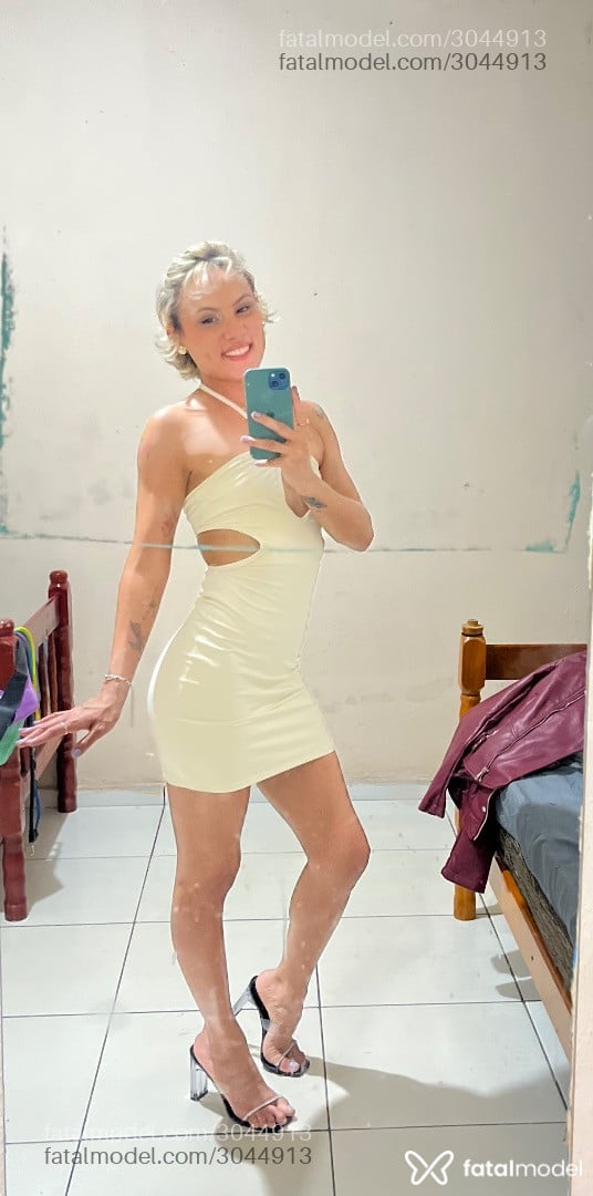 Acompanhante mulher loira (o) de olhos castanhos - Surya
