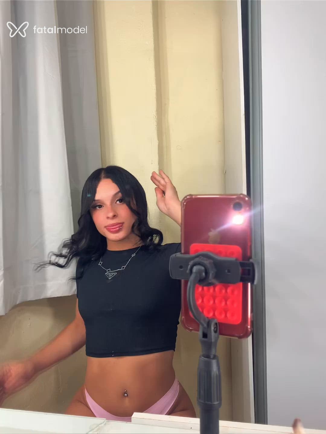 Acompanhante mulher trans com cabelo castanho de olhos castanhos - Rilary Rosa