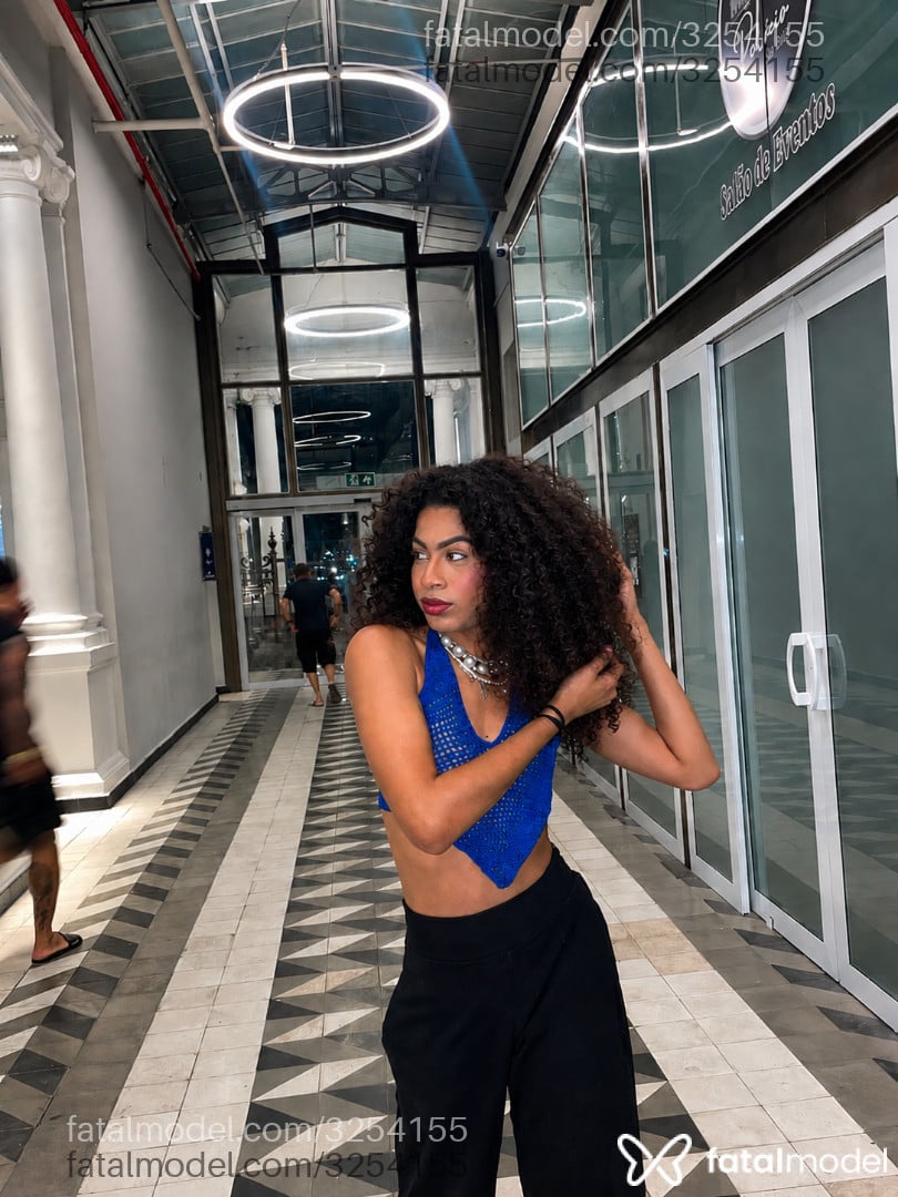 Acompanhante mulher trans morena (o) de olhos castanhos - Belatrix