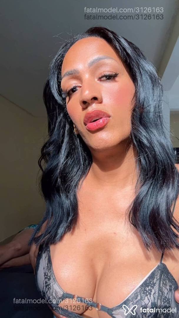Acompanhante mulher trans morena (o) de olhos pretos - Isadora