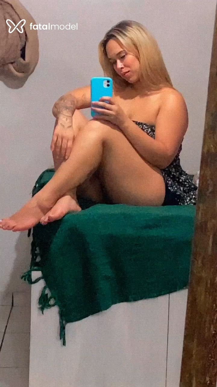 Acompanhante mulher loira (o) de olhos pretos - Glecia Lorenah