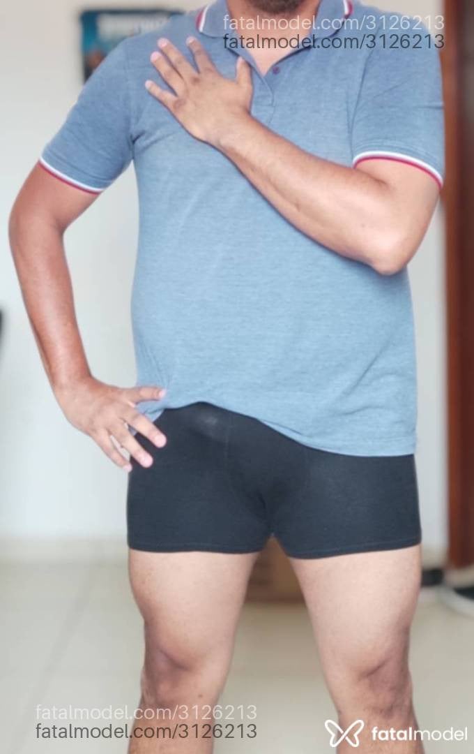 Acompanhante homem sem cabelo de olhos castanhos - Alexandre