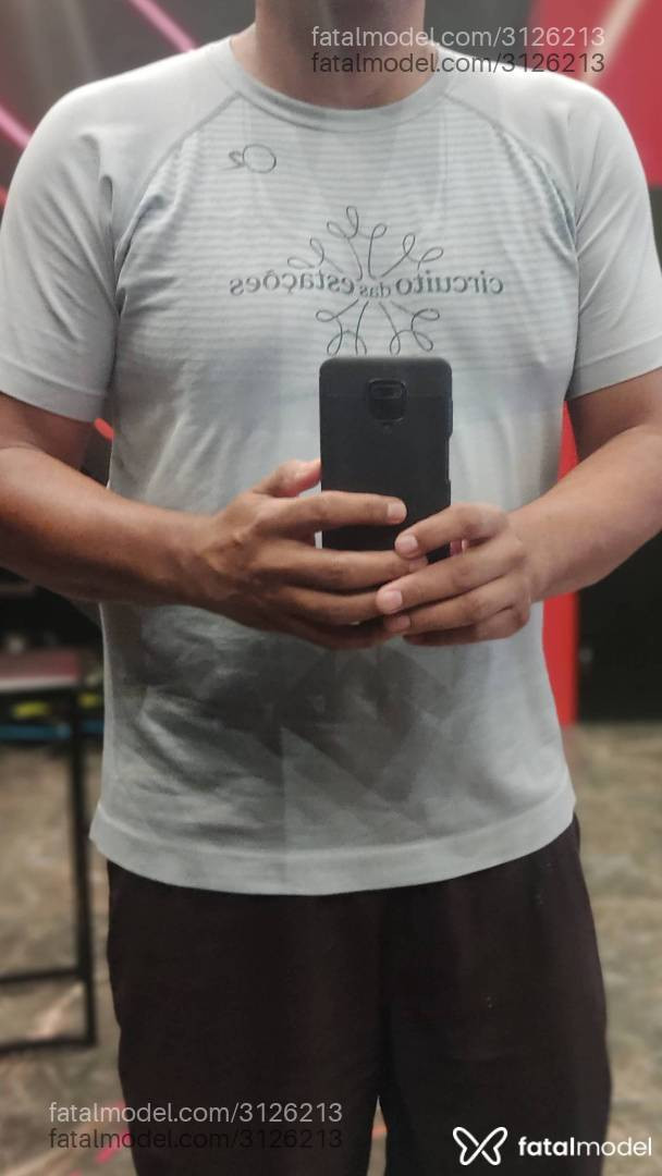 Acompanhante homem sem cabelo de olhos castanhos - Alexandre