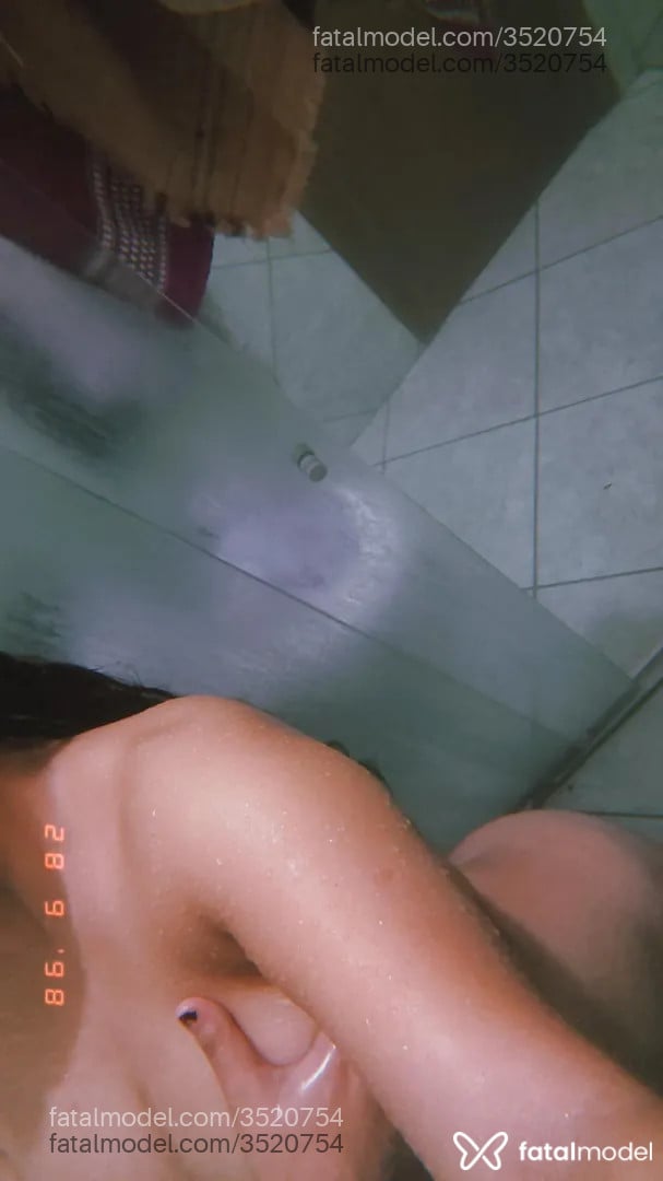Acompanhante mulher com cabelo colorido de olhos castanhos - Morena Acompanhante mulher com cabelo colorido de olhos castanhos - Morena