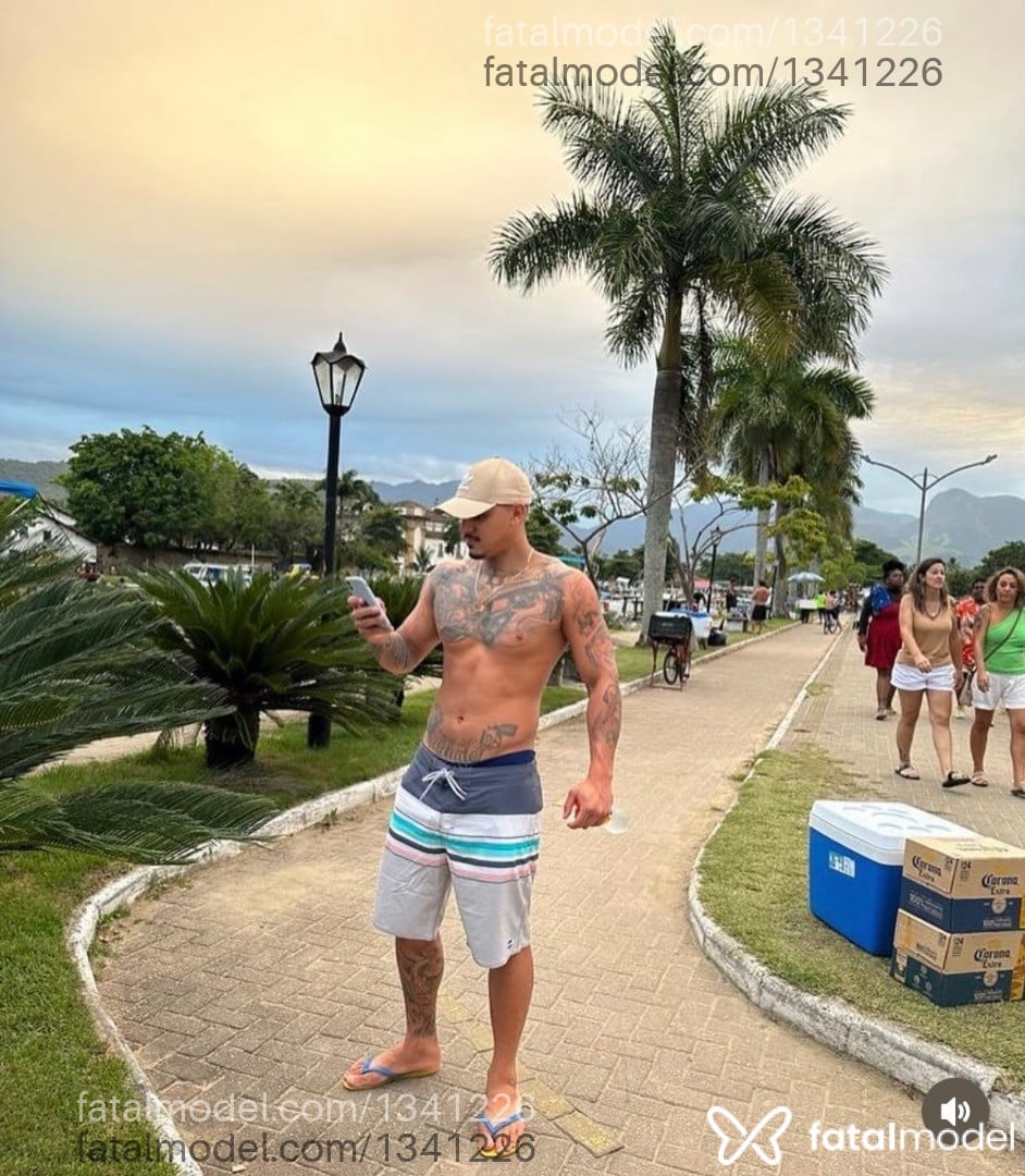 Acompanhante homem com cabelo castanho de olhos castanhos - Don Lennon