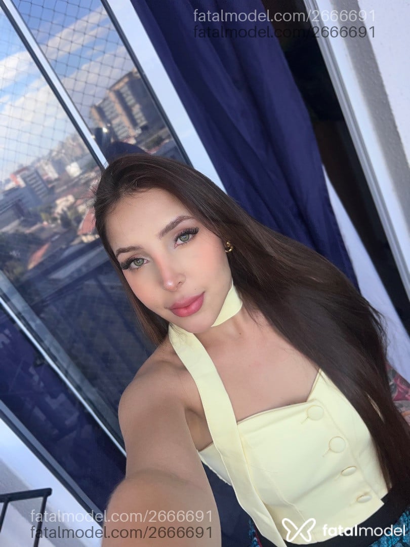 Acompanhante mulher com cabelo castanho de olhos verdes - Livía