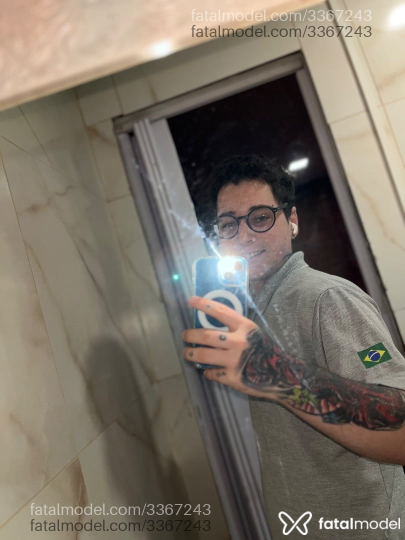 Acompanhante homem com cabelo castanho de olhos castanhos - Thomas