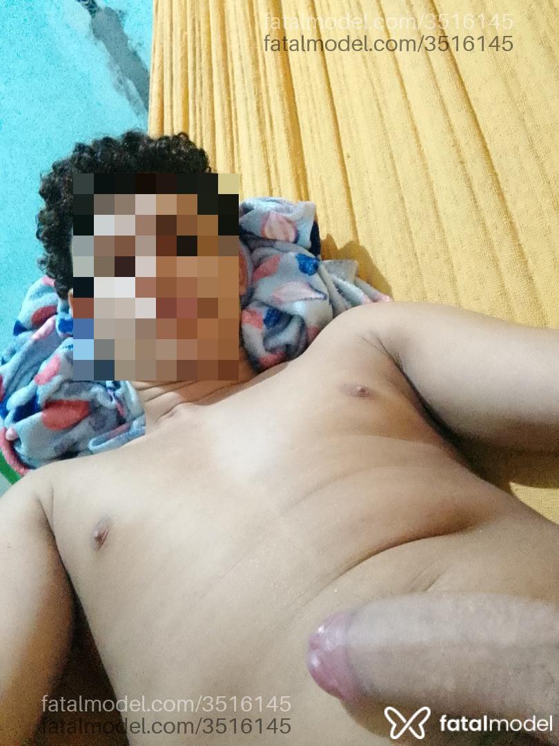 Acompanhante homem com cabelo grisalho de olhos pretos - Jonas