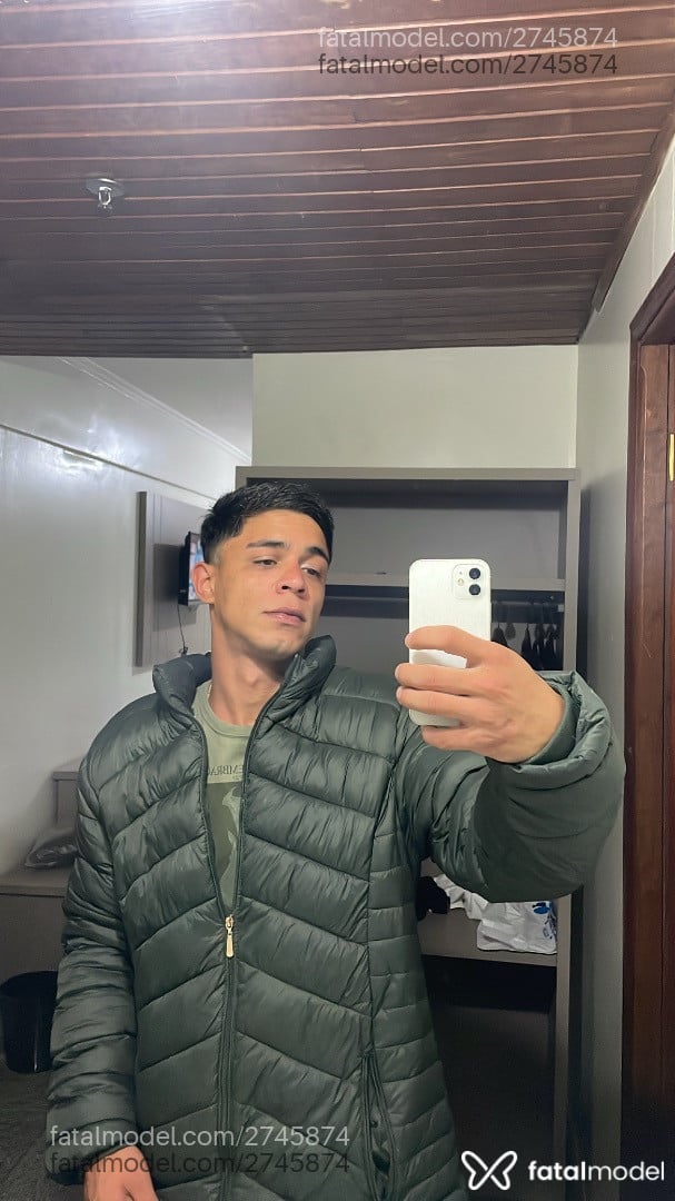 Acompanhante homem com cabelo castanho de olhos mel - Coala